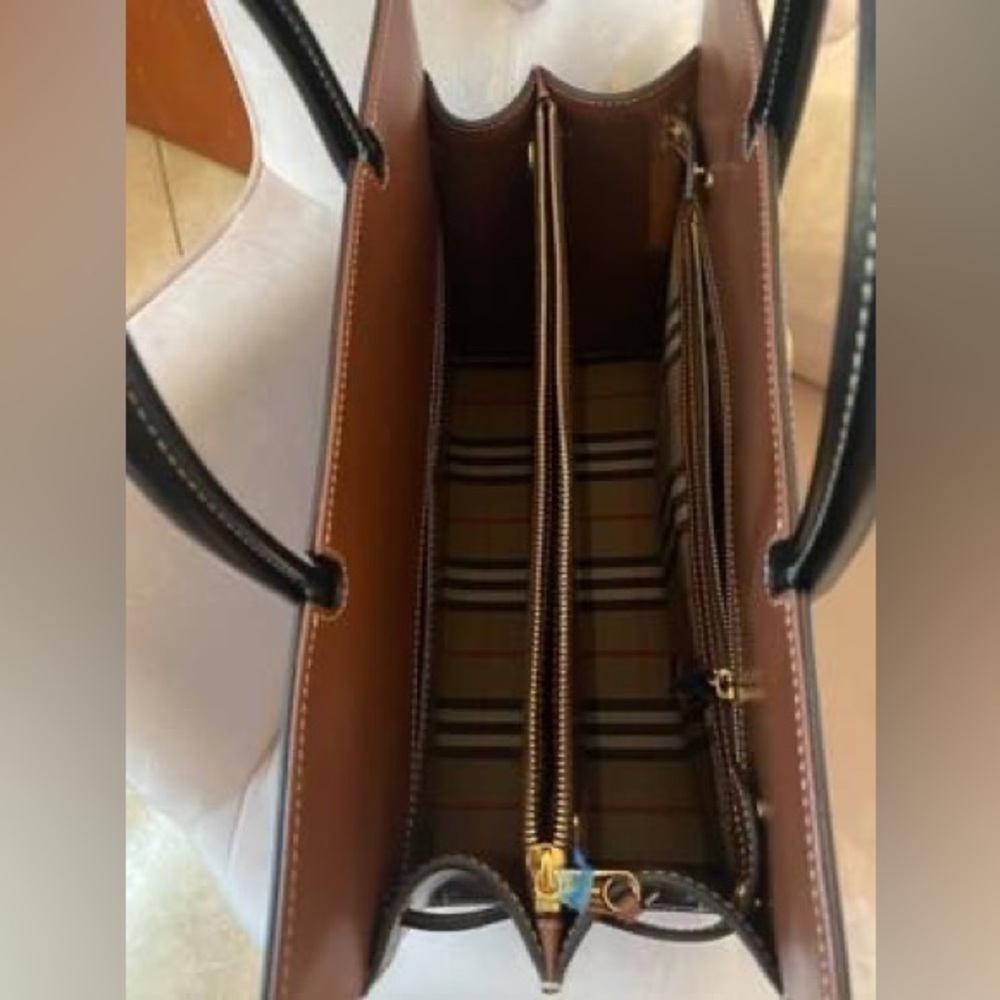 Burberry purse - Picture 2 of 5